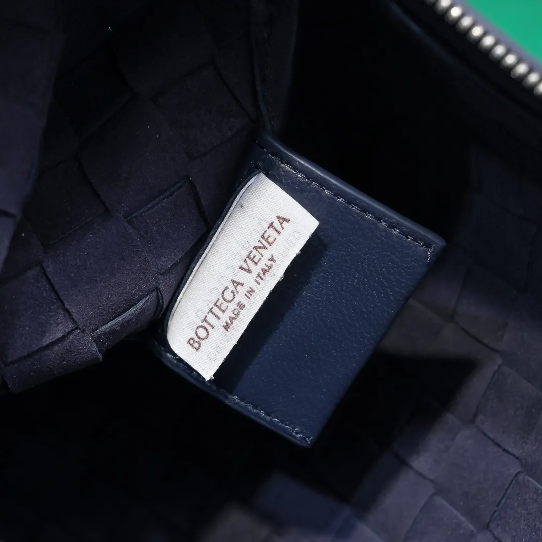 Batch 1360 Bottega Veneta's Bottega Veneta handbag transforms into a man in seconds ⌨️The texture is great! The weaving process is exquisite, simple and elegant, and it perfectly matches any clothes! Whether you are out on the street or on a date, it can instantly improve your overall taste. It can not only hold your wallet and mobile phone, but also the charm of your male god. Style number: 6518 Size: 33*22*7cm